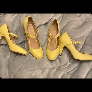 Yellow pumps